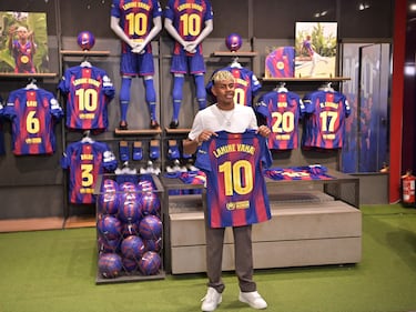 El delantero español del Barcelona, Lamine Yamal, en el acto de  presentación de su nueva camiseta número 10 en la tienda del estadio Camp Nou.