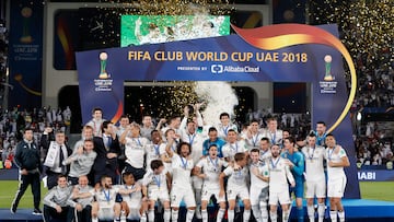 Los jugadores del Real Madrid levantan el trofeo de campeón del mundo en la edición celebrada en 2018 en Emiratos Árabes Unidos.