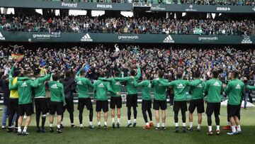 Hasta 9.000 aficionados béticos según informaron fuentes oficiales del club acudieron al entrenamiento a puertas abiertas programado en el Benito Villamarín por Quique Setién para apoyar a sus jugadores antes del derbi.