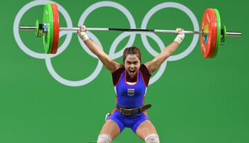 La pesista tailandesa consiguió la medalla de oro en los Juegos Olímpicos de Rio 2016. 