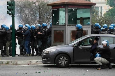 El Derbi della Capitale vuelve a generar violencia en los alrededores del Olímpico. La policía dispersó con gases lacrimógenos y cañones de agua a los ultras de Lazio y Roma en la zona de Ponte Milvio.