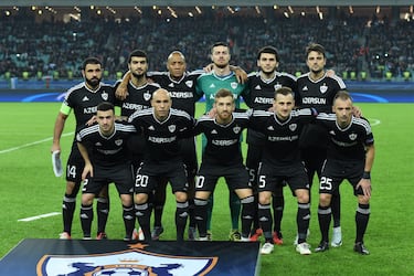 El equipo euroasiático y máximo campeón de la liga de Azerbaiyán, se clasificó por primera vez en su historia a la fase final de la Champions League, después de eliminar al Copenhague en play-offs. El sorteo les situó en el grupo de la muerte con Chelsea, Roma y Atlético de Madrid. El Qarabağ no pudo dar la campanada y quedó último con dos puntos. No obstante, fue el principal causante de que el club rojiblanco ganase la Europa League, ya que los dos partidos que empató el conjunto azerbaiyano fueron contra los colchoneros, provocando que quedasen terceros.