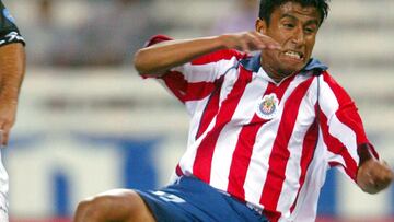 FUTBOL MEXICANO CLAUSURA 2004
MEXSPORT DIGITAL IMAGE
21 February 2004:  Action photo of Luis Alfonso Sandoval of Chivas Guadalajara, during week 6 game of the 2004 Torneo de Clausura./Foto de accion de Luis Alfonso Sandoval de Chivas Guadalajara, durante juego de la semana 6 del Torneo de Clausura 2004. VICTOR STRAFFON