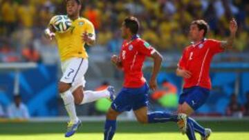 Webb anuló un gol a Hulk por controlar el balón con la mano