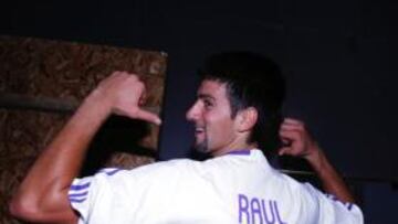 <b>ATREVIDO. </b>Djokovic se presentó con una camiseta del Madrid