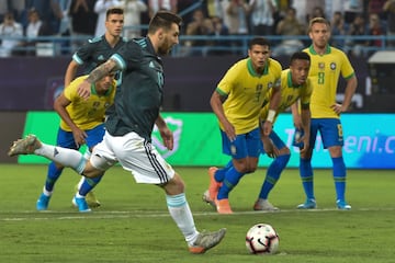 Detuvo Alisson el penalti al capitán de la Albiceleste, pero en el rechace consiguió abrir el marcador.