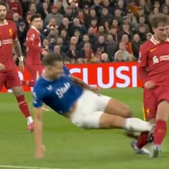 Surrealismo en Liverpool: en una entrada criminal el VAR decide que no es roja
