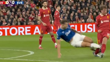Surrealismo en Liverpool: en una entrada criminal el VAR decide que no es roja