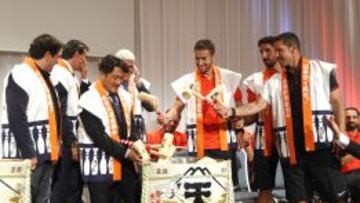 Caminero, Clemente Villaverde, Gabi, Ra&uacute;l Garc&iacute;a y Simeone con los representantes del Tosu durante la ceremonia del Kagami Biraki.