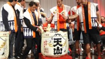 Caminero, Clemente Villaverde, Gabi, Ra&uacute;l Garc&iacute;a y Simeone con los representantes del Tosu durante la ceremonia del Kagami Biraki.