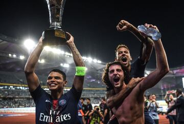 El capitán Thiago Silva levanta la copa y a su lado celebran Rabiot y Neymar