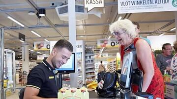 Si charlas con los cajeros del supermercado, tienes estos rasgos comunes según la psicología