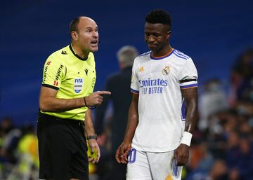El árbitro Mateu Lahoz y Vinicius Junior.