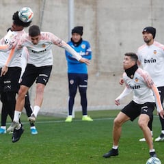 Garay y Diakhaby vuelven a la lista del Valencia para el derbi