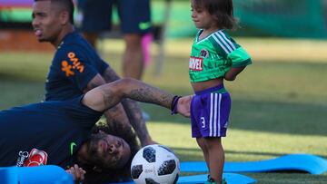SOCHI, RUSSIA - JUNE 18: Marcelo (L) plays with his son Liam during a training session at Yug-Sport Stadium on June 18, 2018 in Sochi, Russia. (Photo by Buda Mendes/Getty Images)