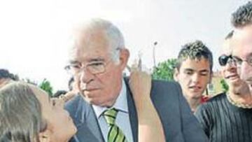 <b>ABORDADO. </b>Luis fue recibido como un héroe en la Glorieta, a la entrada del Ayuntamiento de Murcia.