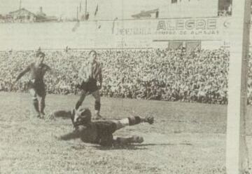 Mariano Mart&iacute;n bate a Echevarr&iacute;a en la final de la Copa del General&iacute;simo Barcelona-Athletic de Bilbao de 1942 (21-06-1942).