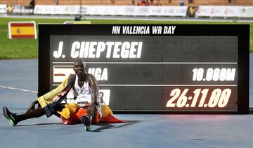 Joshua Cheptegei celebra su récord del mundo de 10000 en Valencia.