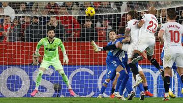 Publicada la conversación de Hernández Hernández con el VAR en el Sevilla-Alavés