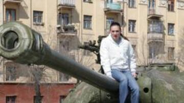 <b>SOBRE UN TANQUE SOVIÉTICO. </b>Isinbayeva, la reina de la pértiga, nació en Volgogrado, antigua Stalingrado, escenario de una gran batalla en la Segunda Guerra Mundial.