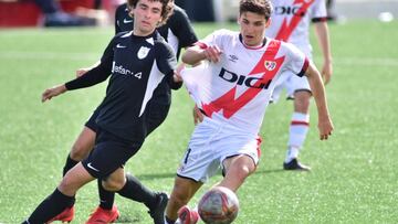 El CDB Paracuellos Antamira ganó al Rayo Vallecano de Madrid B (2-3) en el partido correspondiente a la Jornada 29 en el Grupo 7 de Tercera División RFEF disputado en la Ciudad Deportiva Fundación Rayo Vallecano.