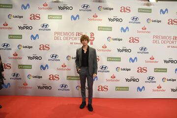 Mike Fajardo posando en la alfombra roja de los Premios AS 2022.



