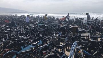 Decenas de e-bikes aparcadas en una playa en California. 