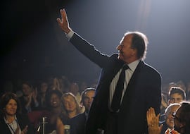 Estas son las pruebas ilegales que las extrabajadoras de Julio Iglesias denuncian que se pedían en sus mansiones