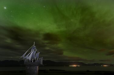 Auroras boreales sobre Eyjafjoerdur, cerca de Dalvik, Islandia..