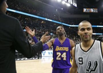 Kobe Bryant saluda a Tim Duncan.
