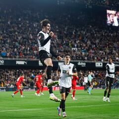 Aprobados y suspensos del Valencia: Guerra y Mestalla impulsan al Valencia