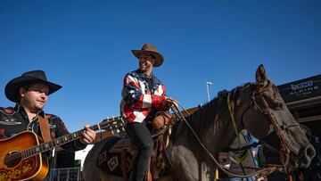 McLaren�s Australian driver Daniel Ricciardo arrives in the paddock on horseback during the Formula One United States Grand Prix preview day, at the Circuit of the Americas in Austin, Texas, on October 20, 2022. (Photo by Jim WATSON / AFP)