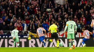 El primer gol del Atlético de Madrid fue con los colores granotas. Fue Pablo Barrios, eso sí, el encargado de forzarlo. Su centro lateral lo rozó Ryan y, posteriormente, tocó en un Dela que mandó sin querer el balón al fondo de la portería. 