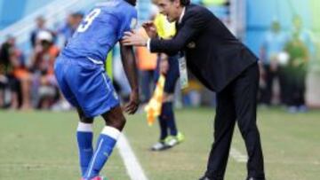 Prandelli da órdenes a Balotelli.