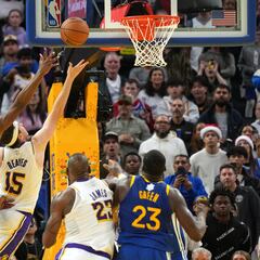 Austin Reaves resuelve el duelo entre LeBron James y Stephen Curry