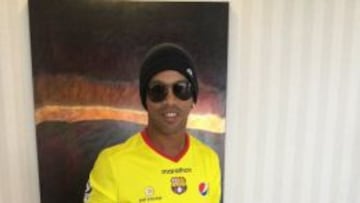 Ronaldinho posa con la camiseta del Barcelona de Guayaquil.