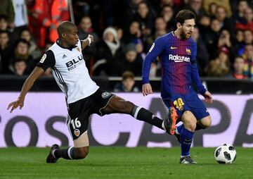 Kondogbia y Messi.