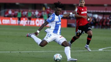 Awaziem golpea un bal&oacute;n en el encuentro contra el Mallorca. 