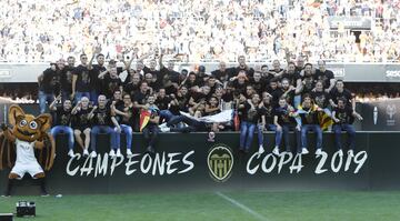 Valencia streets packed as fans celebrate with Copa del Rey winning team