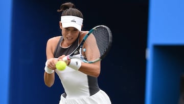 Garbiñe Muguruza devuelve una bola ante Ashleigh Barty en el Aegon Classic de Birmingham.