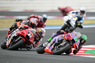 Franco Morbidelli y Pedro Acosta se disputaron la tercera posici¨®n al principio de carrera. Por desgracia para los dos, terminaron en la grava. Primero el piloto espa?ol y varias vueltas despu¨¦s, el italiano.