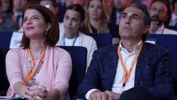 La secretaria general de Edem, Hortensia Roig Herrero, junto al seleccionador nacional de baloncesto, Sergio Scariolo.