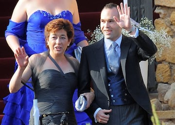 Andrés Iniesta es un tipo muy reservado y de familia. En diversas ocasiones se le ha visto por las calles de Barcelona con su mujer o sus padres. En la foto está junto a María Luján, su madre, en su boda.