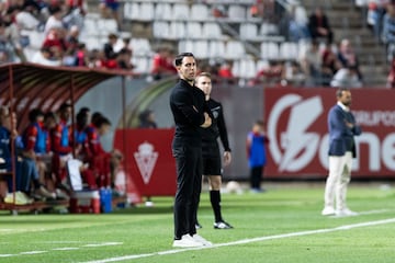 Javi Medina, de impecable indumentria negra.