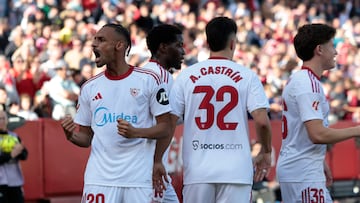 Sow y Castrín, un pivote y un central, celebran el gol del primero ante el Oviedo.