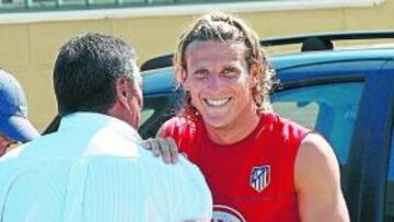 <b>PRETENDIDO. </b>Forlán abraza a un amigo en el Cerro del Espino.