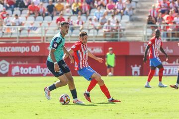 Iván Turrillo yu Luis Vacas pungan por el balón.