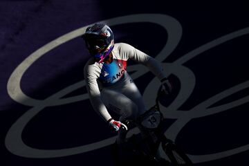 Comentario atribuido a Paul Gilham, director global de deportes en Getty Images.
Esta imagen, de Alex Broadway, fotógrafo de Getty images, captura un poderoso momento de concentración y determinación durante una carrera de BMX en los Juegos Olímpicos de París 2024. El atleta, representando a Francia, está capturado en plena acción, resaltando la intensidad y destreza física que requiere este deporte. El juego de luces y sombras añade un efecto dramático, enfatizando los contornos y el movimiento del ciclista. La composición de la foto, con el ciclista emergiendo de la oscuridad hacia la luz, simboliza el viaje de un atleta que se esfuerza hacia la victoria y la excelencia. Esta toma fue realizada para transmitir no solo la velocidad y agilidad del deporte, sino también la dedicación y el espíritu de los olímpicos que compiten al más alto nivel.