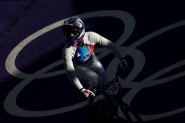 Comentario atribuido a Paul Gilham, director global de deportes en Getty Images.
Esta imagen, de Alex Broadway, fotógrafo de Getty images, captura un poderoso momento de concentración y determinación durante una carrera de BMX en los Juegos Olímpicos de París 2024. El atleta, representando a Francia, está capturado en plena acción, resaltando la intensidad y destreza física que requiere este deporte. El juego de luces y sombras añade un efecto dramático, enfatizando los contornos y el movimiento del ciclista. La composición de la foto, con el ciclista emergiendo de la oscuridad hacia la luz, simboliza el viaje de un atleta que se esfuerza hacia la victoria y la excelencia. Esta toma fue realizada para transmitir no solo la velocidad y agilidad del deporte, sino también la dedicación y el espíritu de los olímpicos que compiten al más alto nivel.