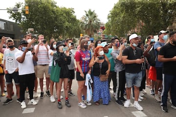 Un grupo de aficionados se han concentrado en los alrededores del Camp Nou para arropar a su dolo. 